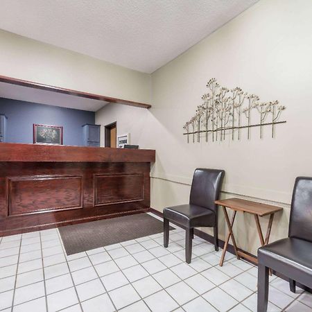 Super 8 By Wyndham Bloomington University Area Экстерьер фото