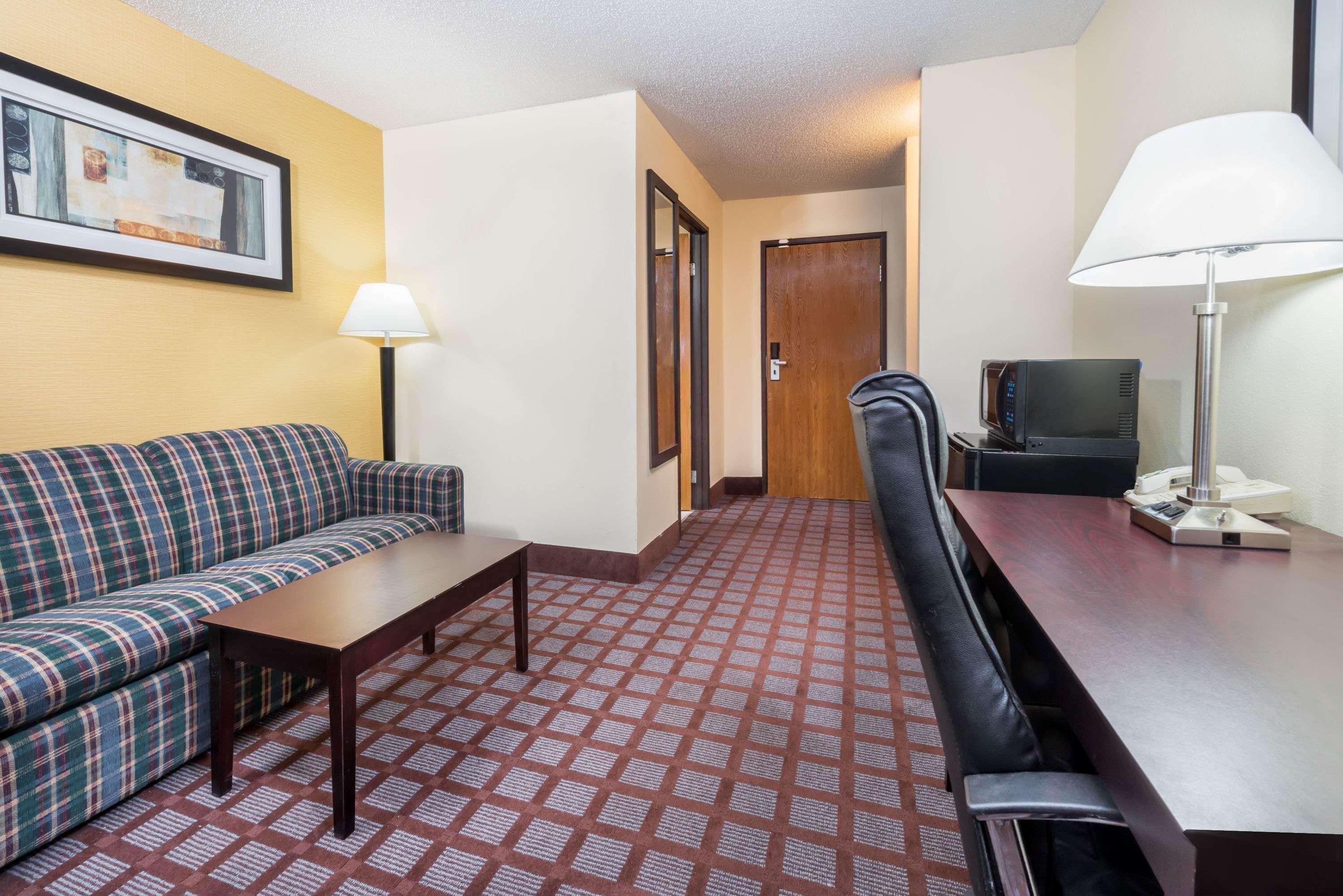 Super 8 By Wyndham Bloomington University Area Экстерьер фото