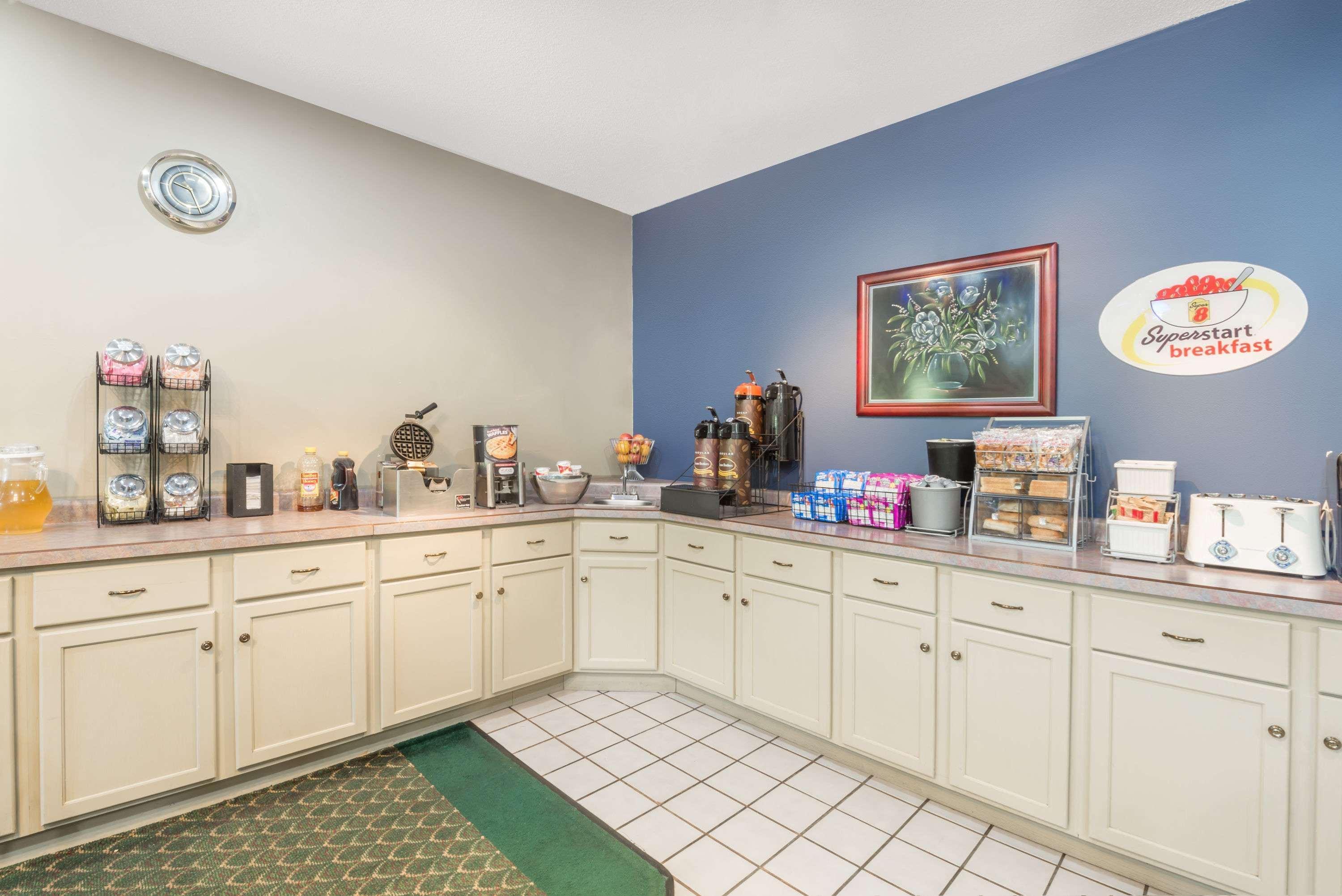Super 8 By Wyndham Bloomington University Area Экстерьер фото