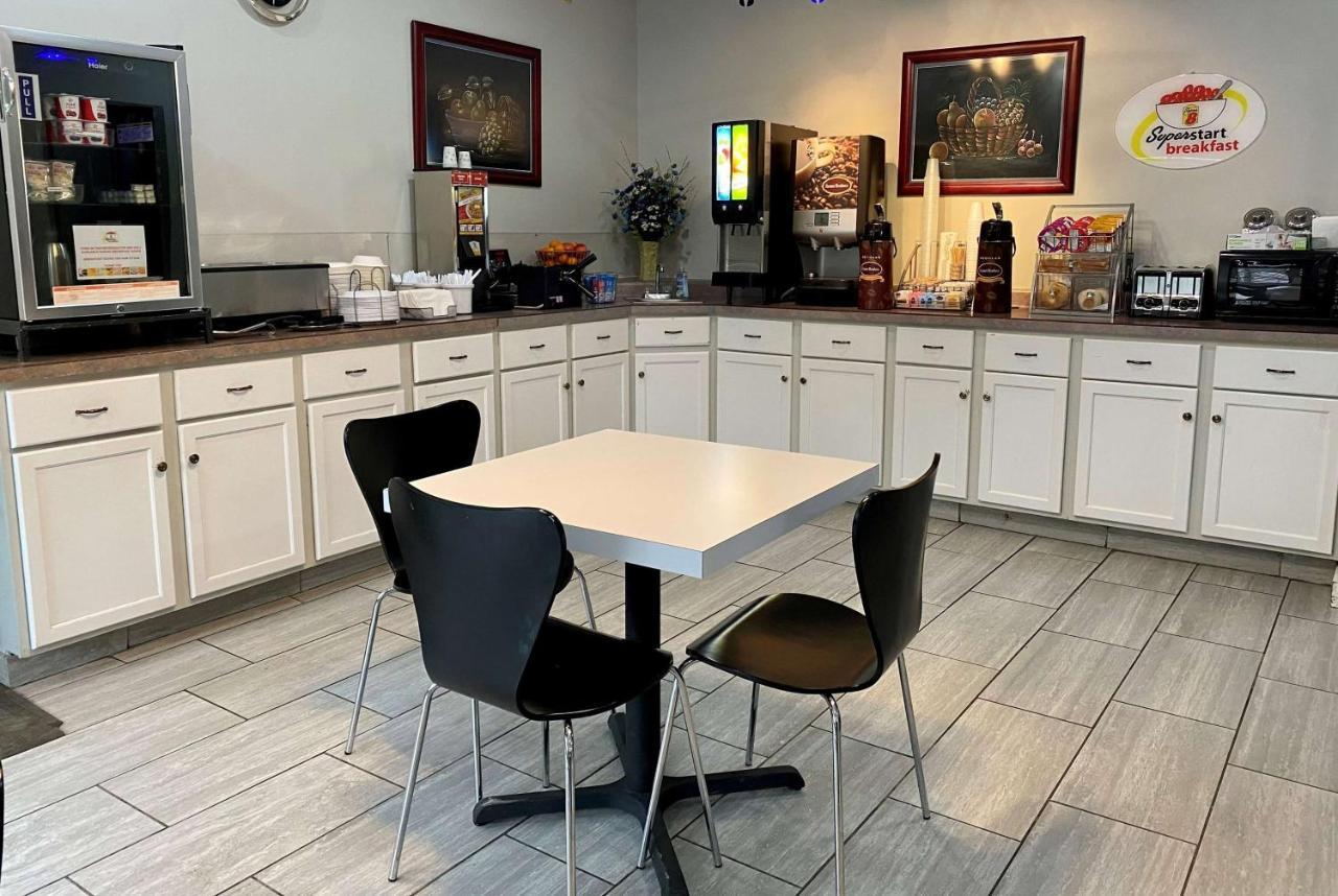 Super 8 By Wyndham Bloomington University Area Экстерьер фото