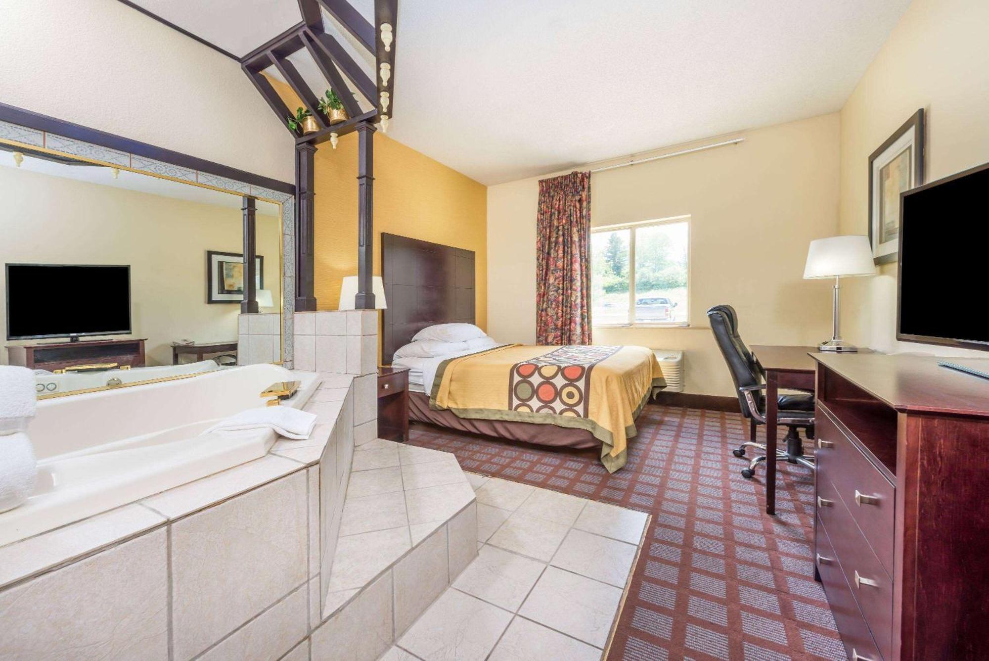 Super 8 By Wyndham Bloomington University Area Экстерьер фото