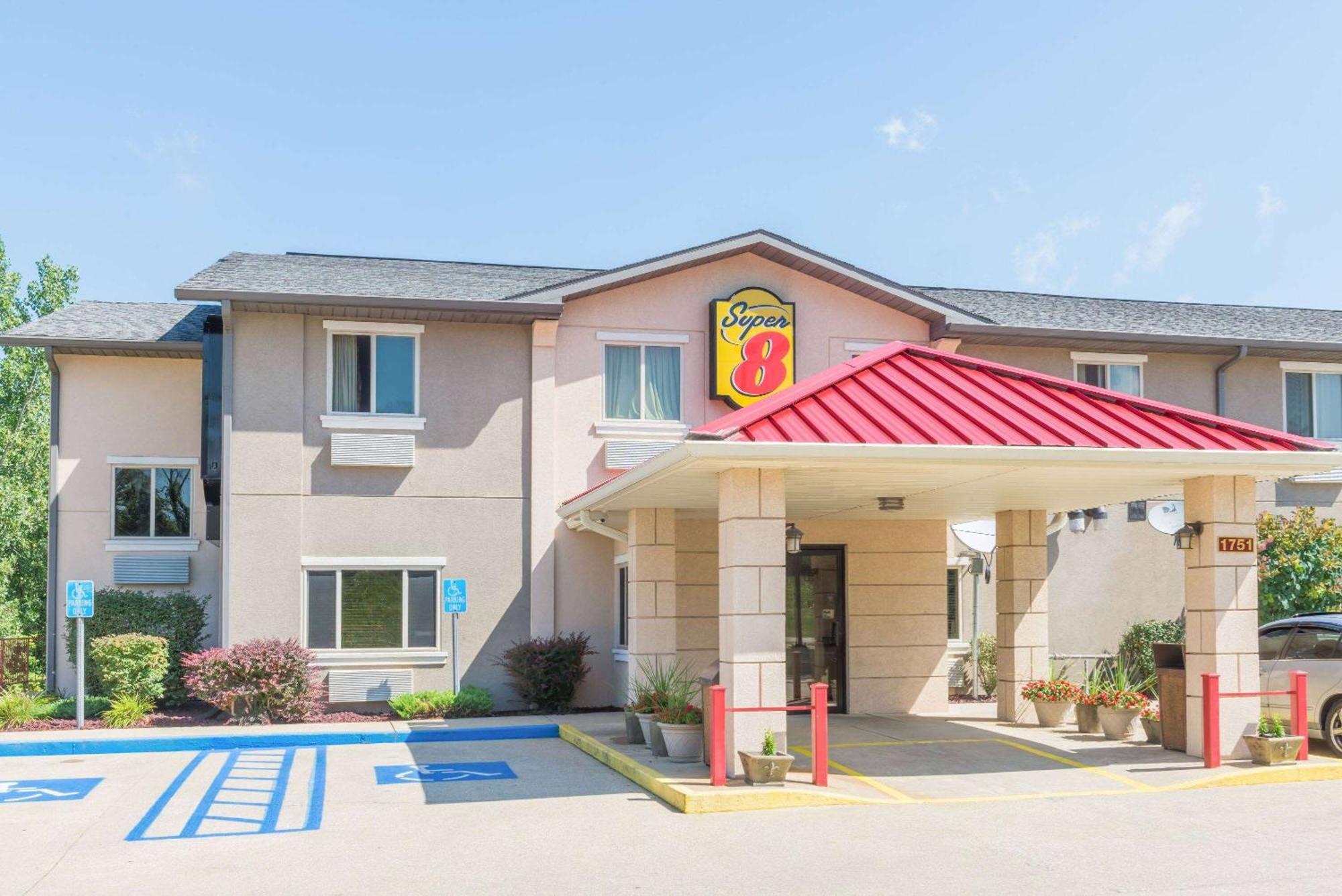 Super 8 By Wyndham Bloomington University Area Экстерьер фото