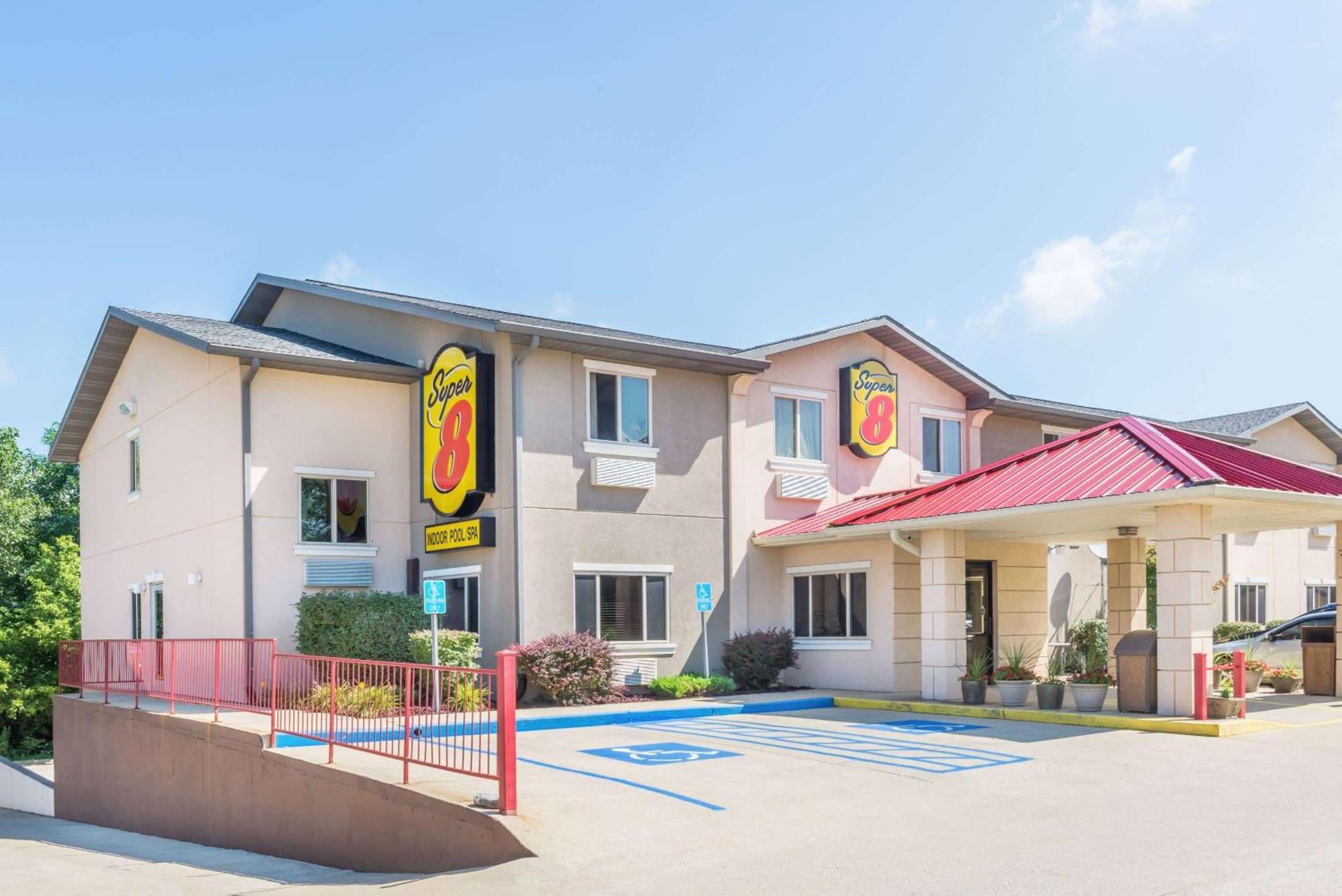 Super 8 By Wyndham Bloomington University Area Экстерьер фото